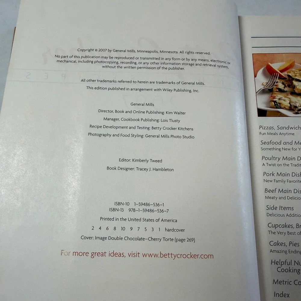 Betty Crocker Annual Recipes 2007‎ Hardcover Cookbook with Bonus Booklet Insert